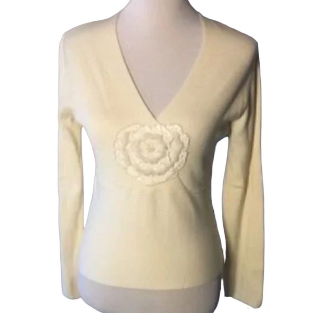 🆕 LouLou White VNeck with Flower size M